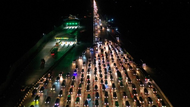 Kendaraan pemudik antre memasuki Gerbang Tol Cikampek Utama, Cikampek, Jawa Barat, Sabtu (1/6/2019). Foto: ANTARA FOTO/Rivan Awal Lingga