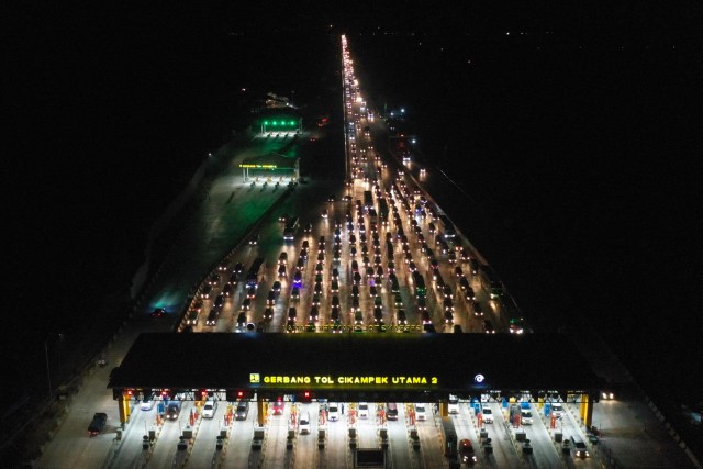 Ilustrasi kemacetan di Tol Cikampek yang bisa terjadi saat arus balik Idul Adha. (1/6/2019). Foto: ANTARA FOTO/Rivan Awal Lingga