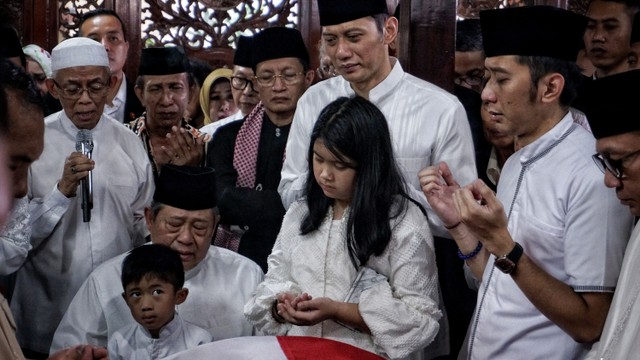 Suasana salat jenazah yang di pimpin Ma'ruf Amin di rumah duka SBY. Foto: Jamal Ramadhan/kumparan