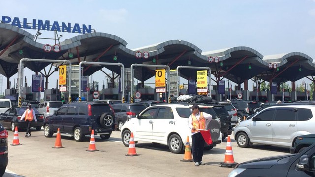 Suasana lalu lintas dekat Gerbang Tol Palimanan pada Minggu (2/6) siang. Foto: Andesta Herli Wijaya/kumparan