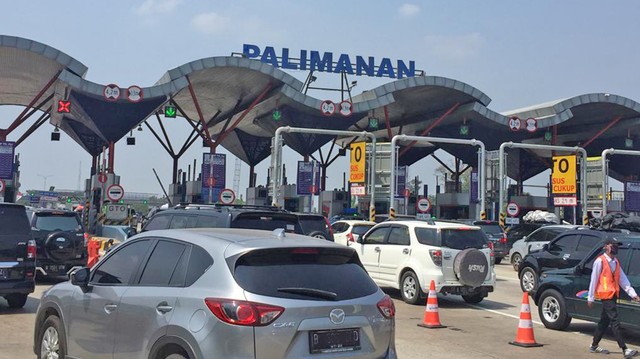 Suasana lalu lintas dekat Gerbang Tol Palimanan pada Minggu (2/6) siang. Foto: Andesta Herli Wijaya/kumparan