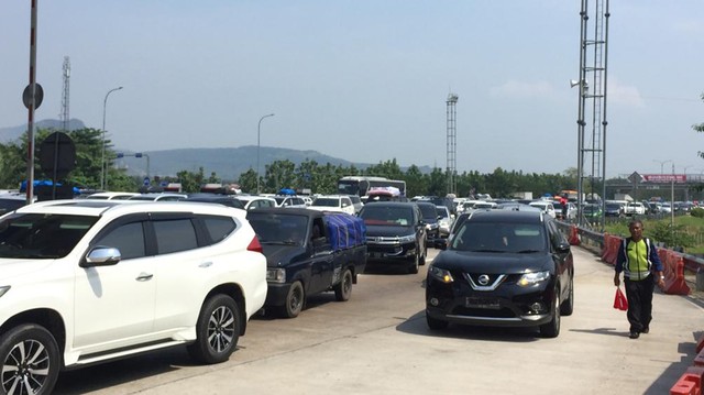 Suasana lalu lintas dekat Gerbang Tol Palimanan pada Minggu (2/6) siang. Foto: Andesta Herli Wijaya/kumparan