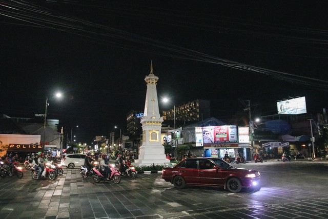 Suasa malam tugu jogja, semakin malam semakin syahdu. Photo by @gembulfoodie