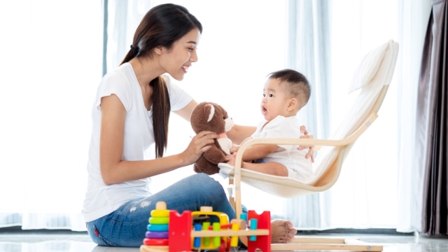 Ilustrasi ibu mengajak bayi bermain Foto: Shutterstock