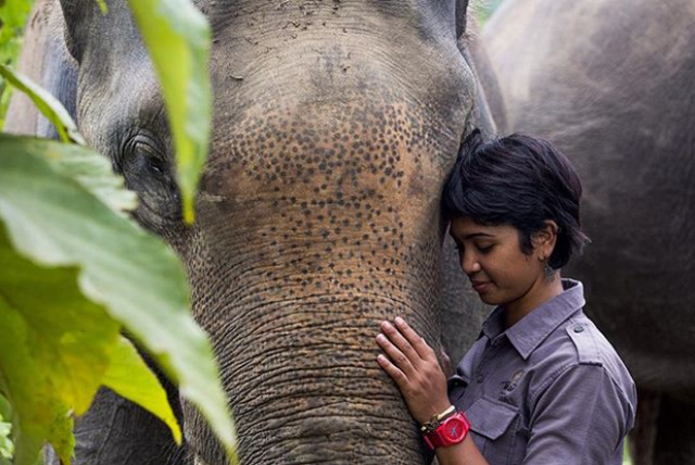 Farwiza Farhan berfoto dengan Gajah Sumatra. Foto: IG @wiiiiza