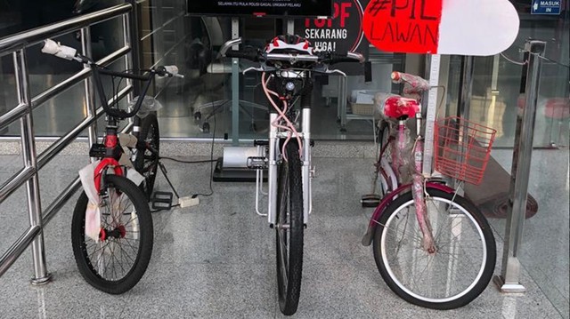 Sepeda kesayangan wakil ketua KPK Saut Situmorang (tengah), dihadiahkan bagi yang dapat mengungkap kasus penyiraman kepada Novel baswedan. Foto: Muhammad Lutfan Darmawan/kumparan