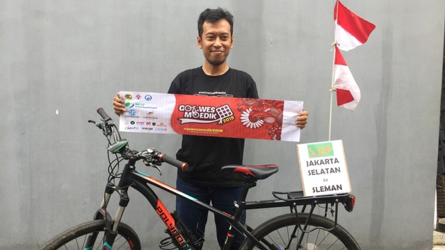 Eko Pujonarko pemudik Jakarta-Sleman menggunakan sepeda. Foto: Arfiansyah Panji Purnandaru/kumparan