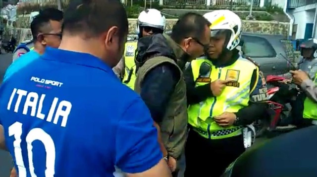 Tiga orang pria teman Kevin pengemudi fortuner yang ditilang anggota Polres Bogor. Foto: dok. Istimewa