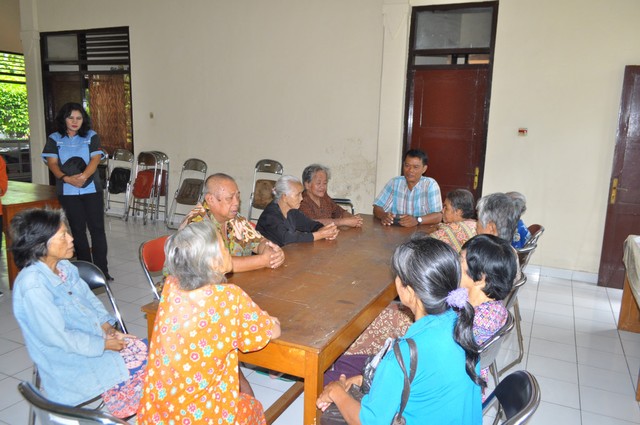 Para kakek dan nenek yang beragama Kristiani melakukan doa bersama. Foto: ted.