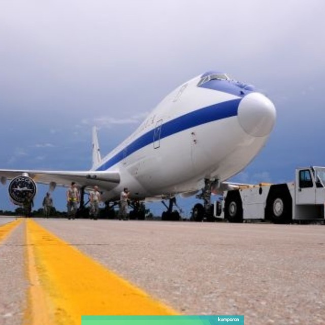 Pesawat E-4B milik Angkatan Udara AS ditarik keluar dari hanggarnya pada 17 Juni 2009 di Pangkalan Udara Offutt, Nebraska, AS. Foto: Angkatan Udara AS