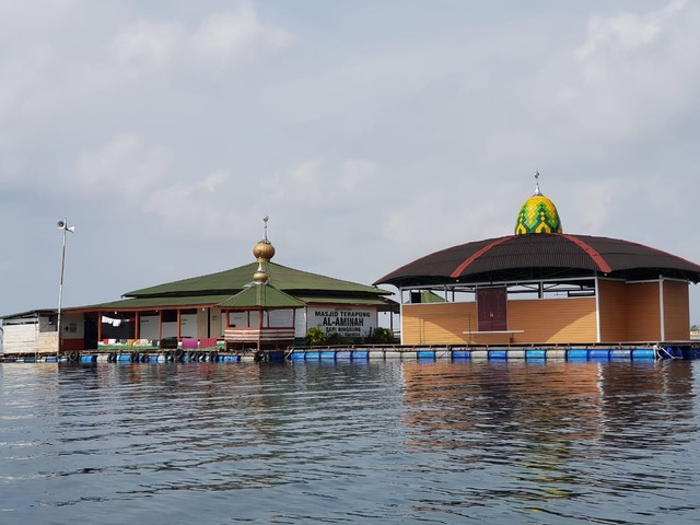 Masjid Terapung Al-Aminah yang belokasi di Pantai Sari Ringgung, Kabupaten Pesawaran, Lampung | Foto Drone: Dimas Prasetyo/Lampung Geh