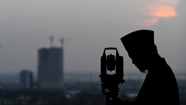 Tim rukyatul hilal Pengurus Cabang Nahdlatul Ulama (PC NU) Gresik melakukan "rukyatul hilal" di Balai Rukyat Bukit Condrodipo, Gresik, Jawa Timur, Senin (3/6). Foto: ANTARA FOTO/Zabur Karuru