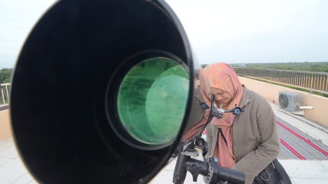 Petugas mengamati posisi hilal (bulan) saat dilakukan rukyatul hilal guna menentukan 1 Syawal 1440 H. di IAIN Madura, Pamekasan, Jawa Timur, Senin (3/6). Foto: ANTARA FOTO/Saiful Bahri