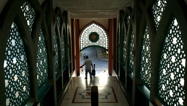 Interior di Masjid Raya Baitussalam di Pondok Kelapa, tempat syuting sinetron Lorong Waktu. Foto: Nugroho Sejati/kumparan
