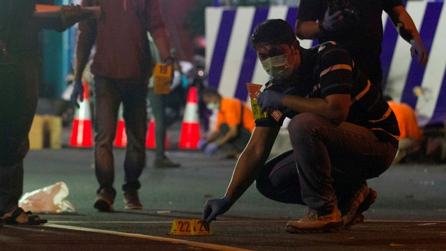 Tim Inafis Polres Sukoharjo melakukan olah tempat kejadian perkara ledakan di Pospam Tugu Kartasura, Sukoharjo, Jawa Tengah, Selasa (4/6). Foto: ANTARA FOTO/Aloysius Jarot Nugroho