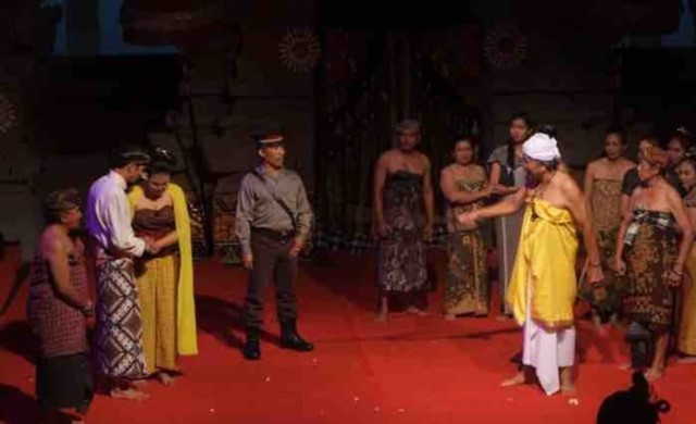 Dramatari tentang kehidupan ibunda Bung Karno saat dipentaskan di PKB 2018 (dok.kanalbali)