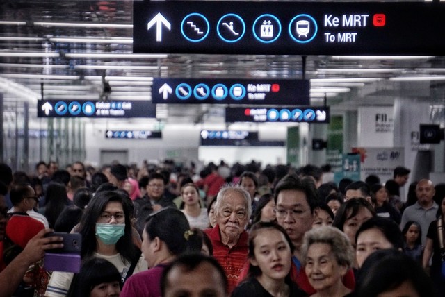 Sejumlah penumpang memadati stasiun MRT Bunderan HI, Jakarta.  Foto: Jamal Ramadhan/kumparan