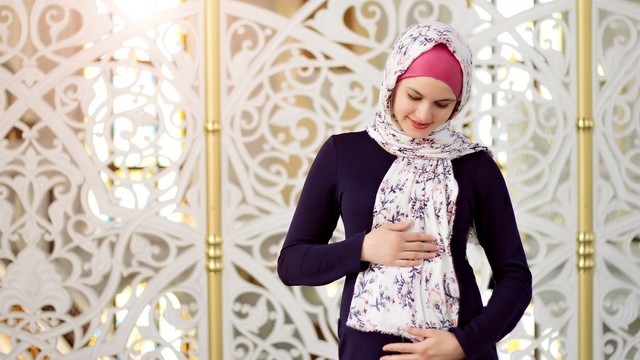 Ilustrasi Ibu Hamil ke Masjid. Foto: Shutter Stock