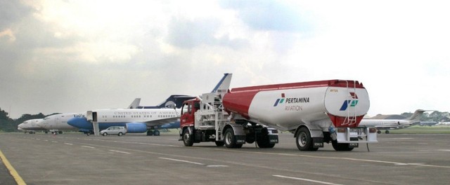 Pengisian Avtur sebagai bahan bakar pesawat terbang naik pada sepekan terakhir. (Dok. Istimewa)