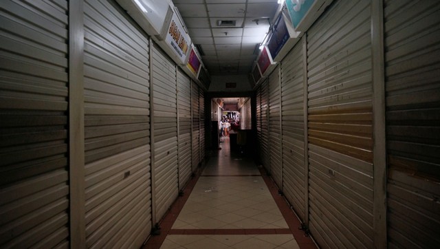 Sejumlah pengunjung melintasi kios-kios pedagang yang tutup di Pasar Tanah Abang, Jakarta, Selasa (4/6). Foto: Fanny Kusumawardhani/kumparan