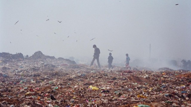 Anak-anak bermain di kawasan TPA Ghazipur Foto: Flickr/Ritika Goswami