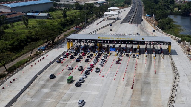 Sejumlah kendaraan dari arah Jakarta antre memasuki Gerbang Tol Cikampek Utama, Cikampek, Jawa Barat. Foto: ANTARA FOTO/Sigid Kurniawan