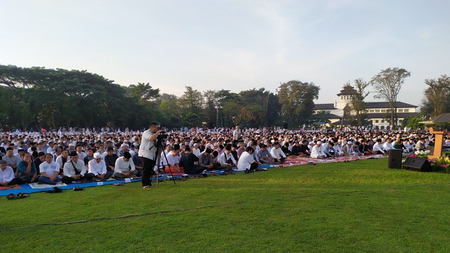 Umat muslim melaksanakan Salat Id di Lapangan Gasibu, Bandung. Foto: Rachmadi Rasyad/kumparan