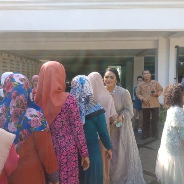 Krisdayanti bagi-bagi THR Foto: Caroline/pramantie/kumparan