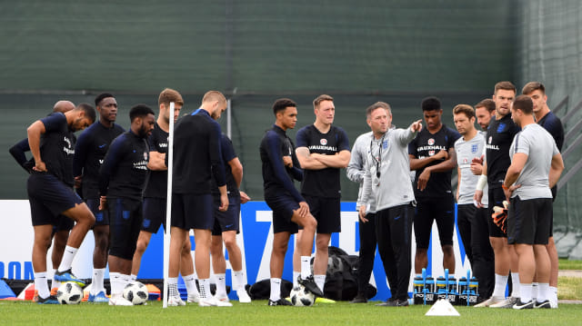 Steve Holland kala memimpin sesi latihan Timnas Inggris. Foto: Paul ELLIS / AFP