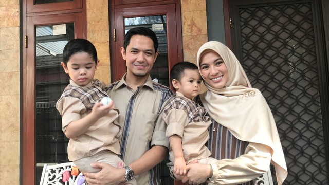 Dude Harlino dan Alyssa Soebandono merayakan Lebaran di kediamannya di kawasan Tebet, Jakarta Selatan, Rabu (5/6). Foto: Regina Kunthi Rosary/kumparan