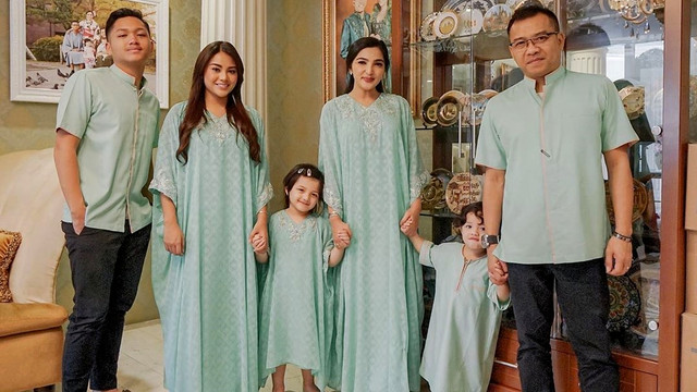 Foto bersama keluarga Anang dan Ashanty saat Lebaran. Foto: Instagram/@ashanty_ash
