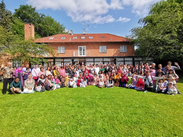 Masyarakat Indonesia di Denmark merayakan Idul Fitri di Wisma Indonesia Kopenhagen bersama Dubes RI, M. Ibnu Said. (Dok. KBRI Kopenhagen)