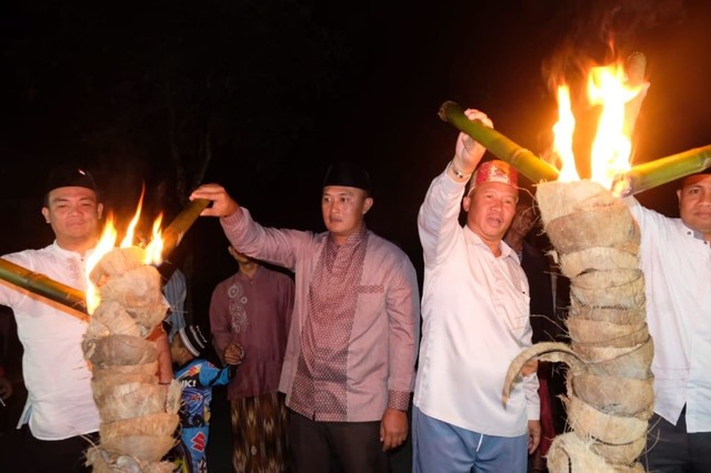 Penyusunan batok kelapa untuk menyambut roh-roh yang telah meninggal agar kembali ke rumah keluarga | Foto : Ist. 