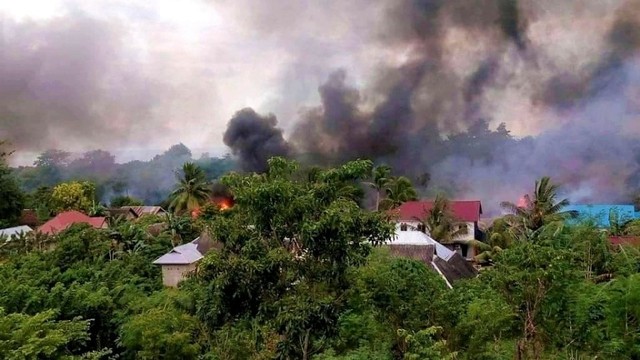 Asap membubung tinggi dari rumah warga Buton yang dibakar, Foto: Istimewa.