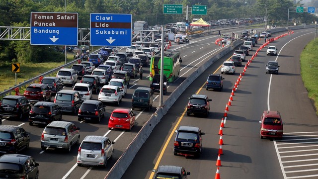 Sejumlah kendaraan memadati jalur keluar pintol tol Jagorawi, Ciawi, Puncak, Bogor, Jawa Barat, Kamis (6/6). Foto: ANTARA FOTO/Yulius Satria Wijaya