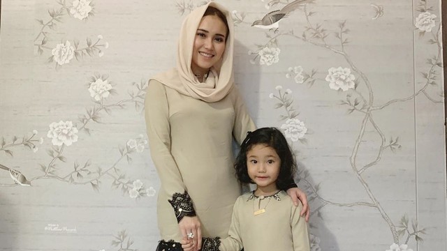 Ayu Ting Ting bersama anaknya Bilqis. Foto: Instagram @ayutingting92