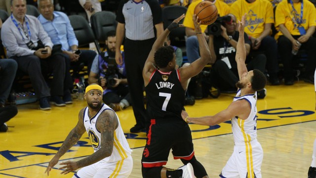 Guard Toronto Raptors, Kyle Lowry, dijaga oleh Stephen Curry. Foto: Cary Edmondson-USA TODAY Sports via Reuters