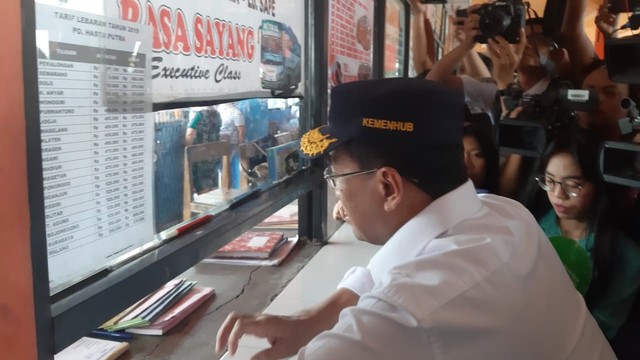 Menteri Perhubungan Budi Karya Sumadi saat meninjau arus balik Lebaran Idul Fitrri 2019 di Terminal Kampung Rambutan. Foto: Soejono Eben Ezer Saragih/kumparan