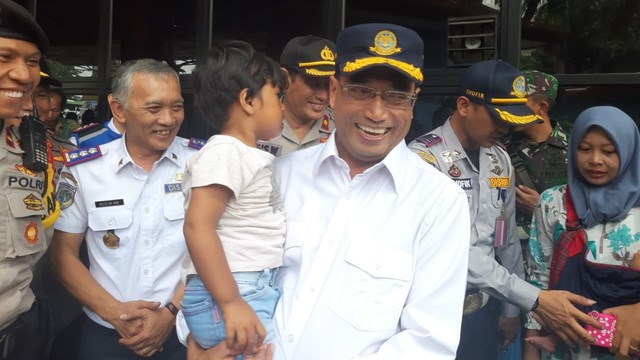 Menteri Perhubungan Budi Karya Sumadi menggendong anak saat meninjau arus balik Lebaran Idul Fitrri 2019 di Terminal Kampung Rambutan. Foto: Soejono Eben Ezer Saragih/kumparan