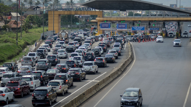 Sebagai ilustrasi: Sejumlah kendaraan antre untuk keluar dari gerbang tol Cileunyi, Kabupaten Bandung, Jawa Barat, Kamis (6/6). Foto: ANTARA FOTO/Raisan Al Farisi