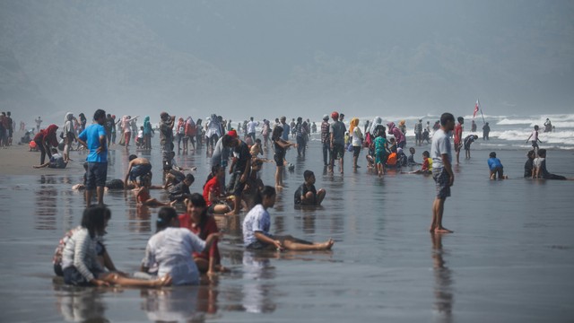 Wisatawan berkunjung ke kawasan wisata Pantai Parangtritis di Bantul, DI Yogyakarta, Kamis (6/6). Foto: ANTARA FOTO/Hendra Nurdiyansyah