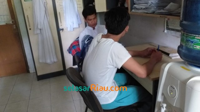 MATH Alimin, saat berada di dalam kamar di asrama mahasiswa bersama kawannya sesama mahasiswa asal Kamboja, Math Rojali. Cerita sedih Alimin mahasiswa hafiz Quran asal Kamboja kekurangan biaya viral.   