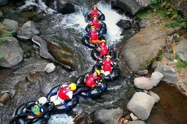 Objek wisata River Tubing Cikadongdong di Desa Payung, Kecamatan Rajagaluh, Kabupaten Majalengka, merupakan salah satu destinasi wisata air yang layak dikunjungi saat libur lebaran. (Oki)