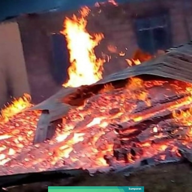 Puluhan rumah yang terbakar akibat bentrokan di Buton, Sulawesi Tenggara, Rabu (5/6). Foto: Dok. Istimewa