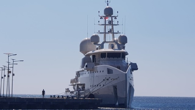 Kapal pesiar mewah yang akan membawa Emir Qatar dan rombongan yang berlibur mengunjugi kawasan wisata Taman Laut Teluk Maumere pada Jumat (7/6) siang. Foto oleh : Mario WP Sina,florespedia/kumparan.com.