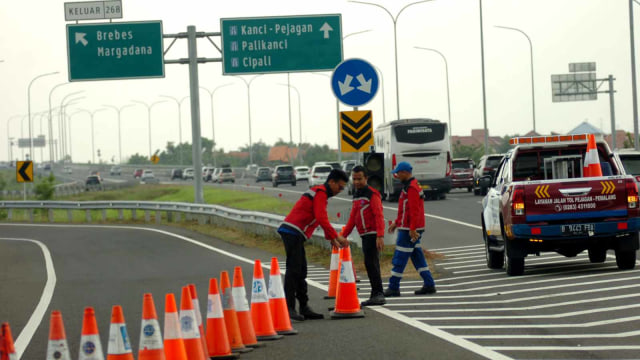 Petugas menutup akses jalan masuk tol Pejagan-Pemalang di pintu keluar Tegal, Adiwerna, Kabupaten Tegal, Jawa Tengah, Jumat (7/6). Foto: ANTARA FOTO/Oky Lukmansyah