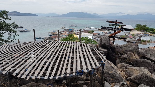 Bukit Batu Purba ditata semenarik mungkin oleh warga desa sebagai tempat berfoto ria bagi wisatawan yang berkunjung di Pulau Kojadoi. Foto oleh: Mario WP Sina,florespedia/kumparan.com