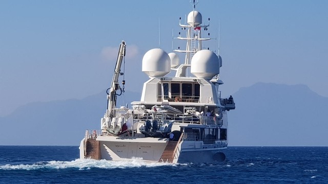 Kapal pesiar mewah yang memuat Emir Qatar dan rombongan tengah berlayar menuju KawasanTaman Wisata Alam Laut Teluk Maumere. Foto oleh: Mario WP Sina,florespedia/kumparan.com