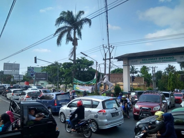 Antrean panjang kendaraan roda empat memadati jalur dari arah wisata menuju jalan utama Kuningan-Cirebon pada Jumat (7/5). (Andry)