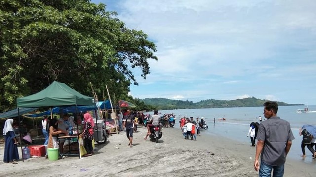 Pantai Salukaili di Desa Kasano menjadi salah satu pilihan warga di Kabupaten Pasangkayu menikmati libur Lebaran. Foto: Junaedi Y